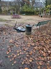 Spielplatz am Marienstift. Müll neben dem Müllkorb.