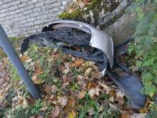 Hier wurde gerade diese Autoteile entsorgt. Das Kennzeichen SU DA 2304. Girlitzweg vor dem Eisenbahn Tunel.