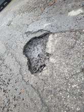 Mehreren riefe Schlaglöcher.  Sehr gefährlich für Radfahrer 
