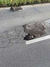 Asphalt ist an zwei Stellen "durch"