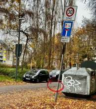 Bild zu gemeldetem Anliegen vom *2025-11-14 Direkr vor den Altkleidercontainern ist ein tiefes Schlagloch. Der  Radweg führt direkt  über dieses echt tiefe Loch, das zur Zeit auch noch von Laub verdeckt wird. Es besteht eine extreme Unfallgefahr.