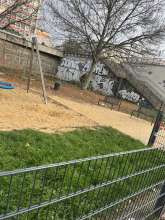 Ganz viel Müll auf dem Spielplatz 