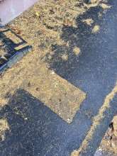 loch im Asphalt des Gehwegs