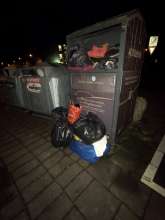 Voller Altkleidercontainer Friedensstr., Porz-Urbach