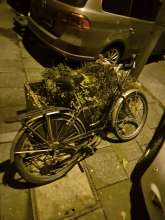 Schrottfahrrad; steht bereits mehrere Wochen; defekte Reifen; verwahrloster Zustand