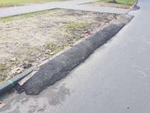 Verbliebener Asphalt am Straßenrand