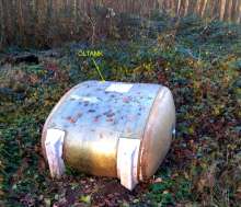 abgelegter GfK-Öltank ehemals  wohl aus  einem Keller