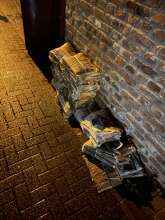 Ca. zehn Pakete Express-Zeitungen, aufgeweicht vom Regen