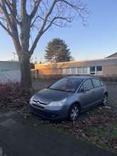 KFZ steht nun wieder seit mehreren Wochen hier, nachdem es für ein paar Tage nach Anbringen eines Aufklebers durch das Ordnungsamt entfernt wurde 