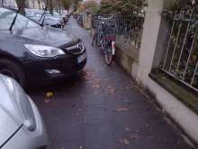 Kfz steht seit Tagen soweit auf dem Bürgersteig, dass man kann dran vorbei kommen kann.