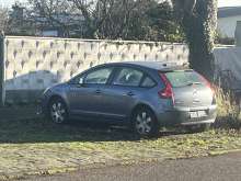 Abgestelltes Fahrzeug ohne Kennzeichen