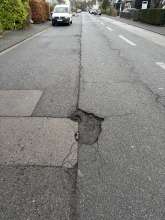 Das Schlagloch hat sich bin nen kürzester Zeit entwickelt und hat für Motorradfahrer bereits eine erhebliche Tiefe erreicht. Durch den Bus-Umleitungsverkehr wird das Loch fast täglich größer.