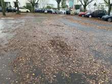 Große, feuchte Laubreste auf dem Platz Hochwaldstraße, Kirchberger Straße, Kempf,felder, Straße, rutschig, Bodenbelag