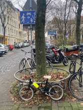 Kinderfahrrad mit gelbem Zettel