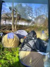 Mehrere Zelte und Obdachlose die im Grünstreifen Hausen und alles zumüllen