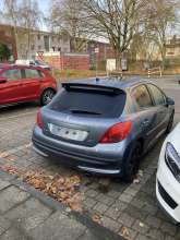 Abgemeldeter grauer Peugeot in Lindweiler