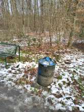 Voller Abfallbehälter, ca. 250 m hinter Mühlenweg 60, 51145 Köln-Porz 