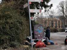 bild zu gemeldetem Anliegen vom *2026-01-05 15:31:43 dort liegt direkt an der Straße)Kreuzung haufenweise illegaler Wildmüll