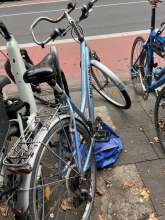 Schrottrad am Fahrradständer Bild zu gemeldetem Anliegen vom *2026-09-17 15:27:13