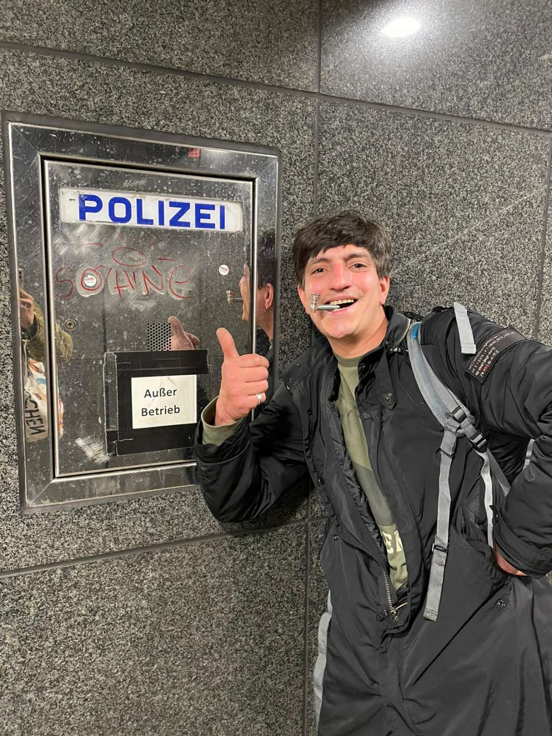 Polizei Notruf ist defekt, stattdessen Junkee mit Crack-Pfeife