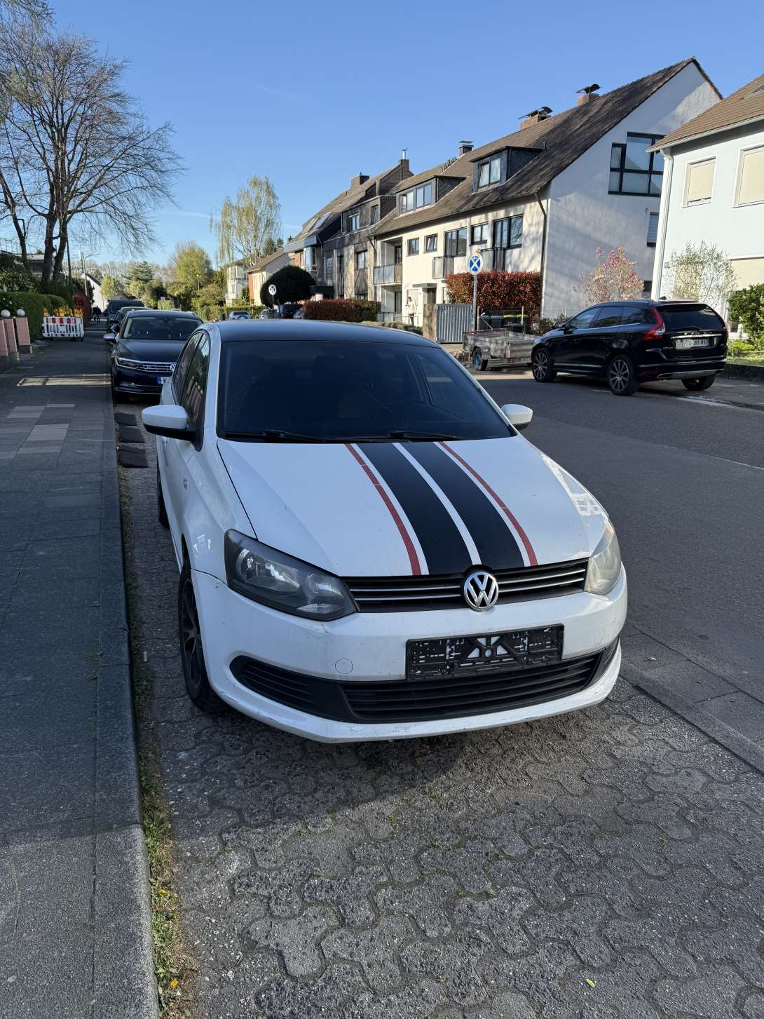 Fahrzeug ohne Kennzeichen vorne und hinten. 