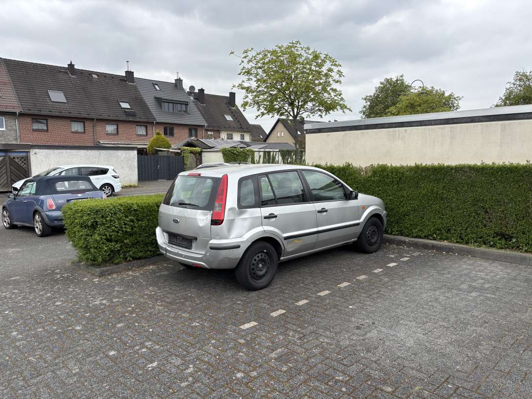 Ford Fusion seit  einer Woche hier abgeo