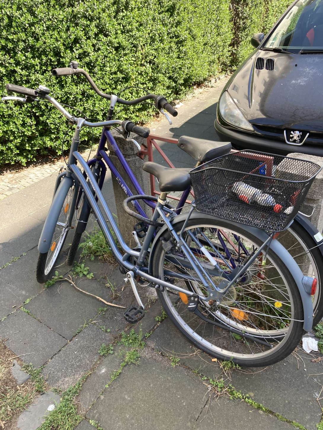 Bild mit zwei Schrottfahrrädern
