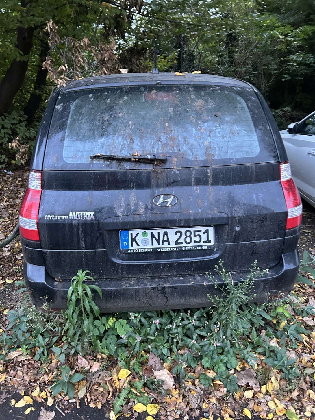 Dieses Auto steht seit fast 2 Jahren unbewegt auf diesem Parkplatz Bild zu gemeldetem Anliegen vom *2025-05-25 09:30:19