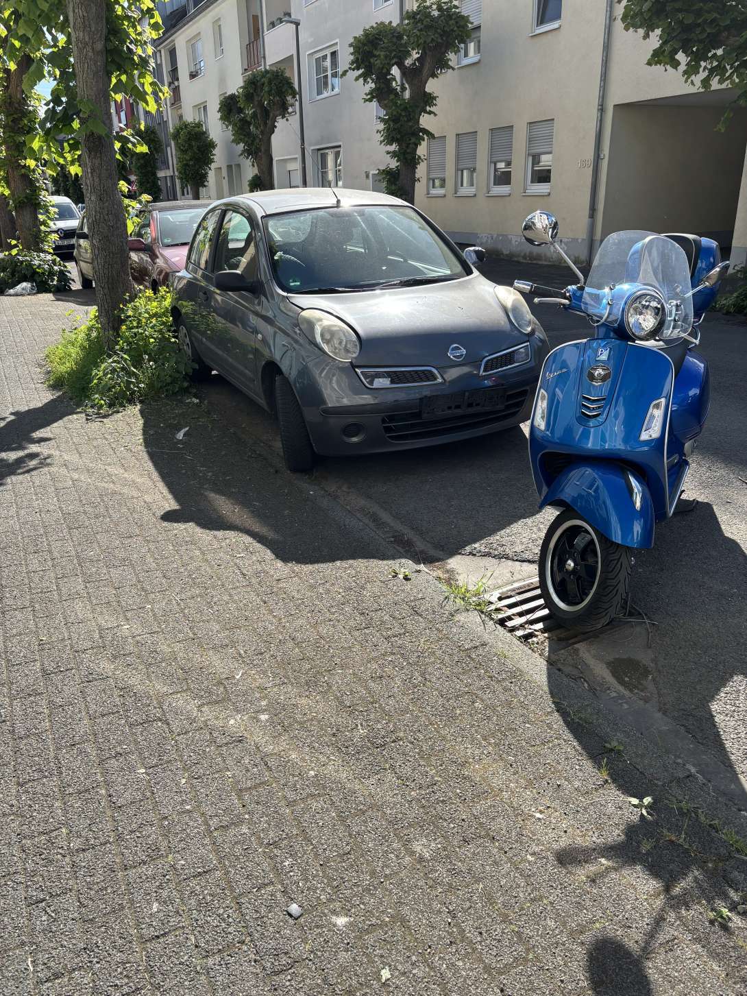 Grauer Nissan ohne Kennzeichen 