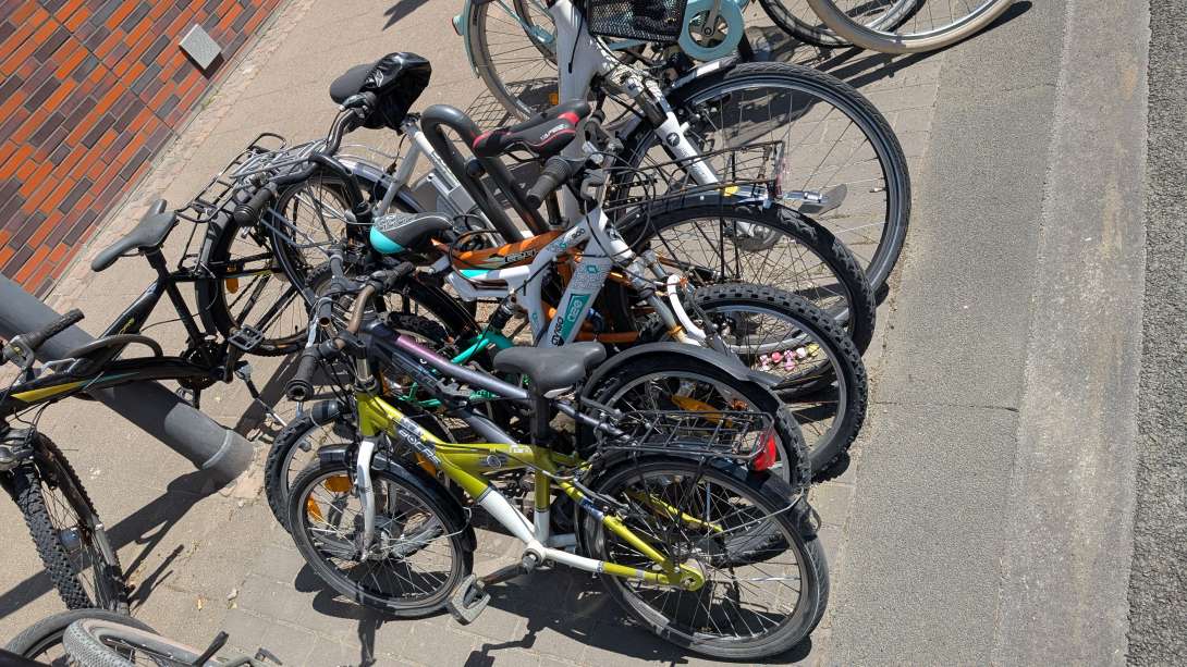 5 Schrotträder rund um eine Radhaarnadel