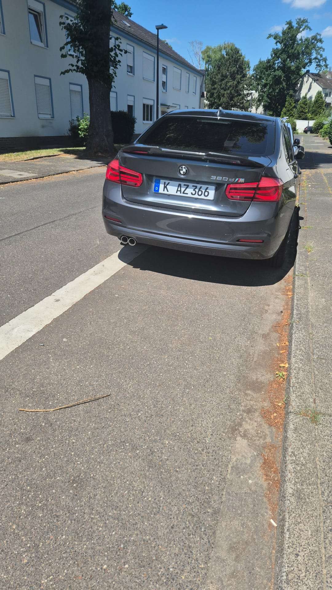 Vorn und hinten keine gültigen Kennzeichen. 