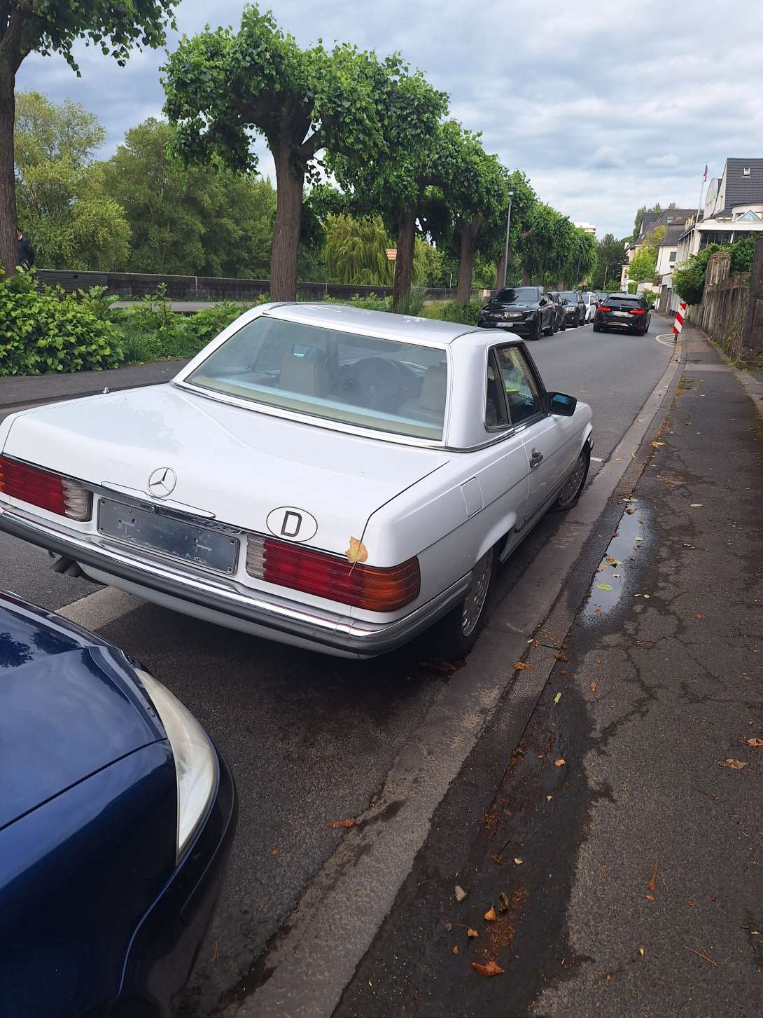 Mercedes mit plattem Reifen und ohne Nummernschilder