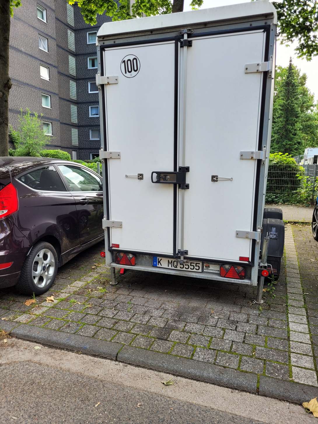 Nicht zugelassener Anhänger  Bild zu gemeldetem Anliegen vom *2025-06-04 06:37:41