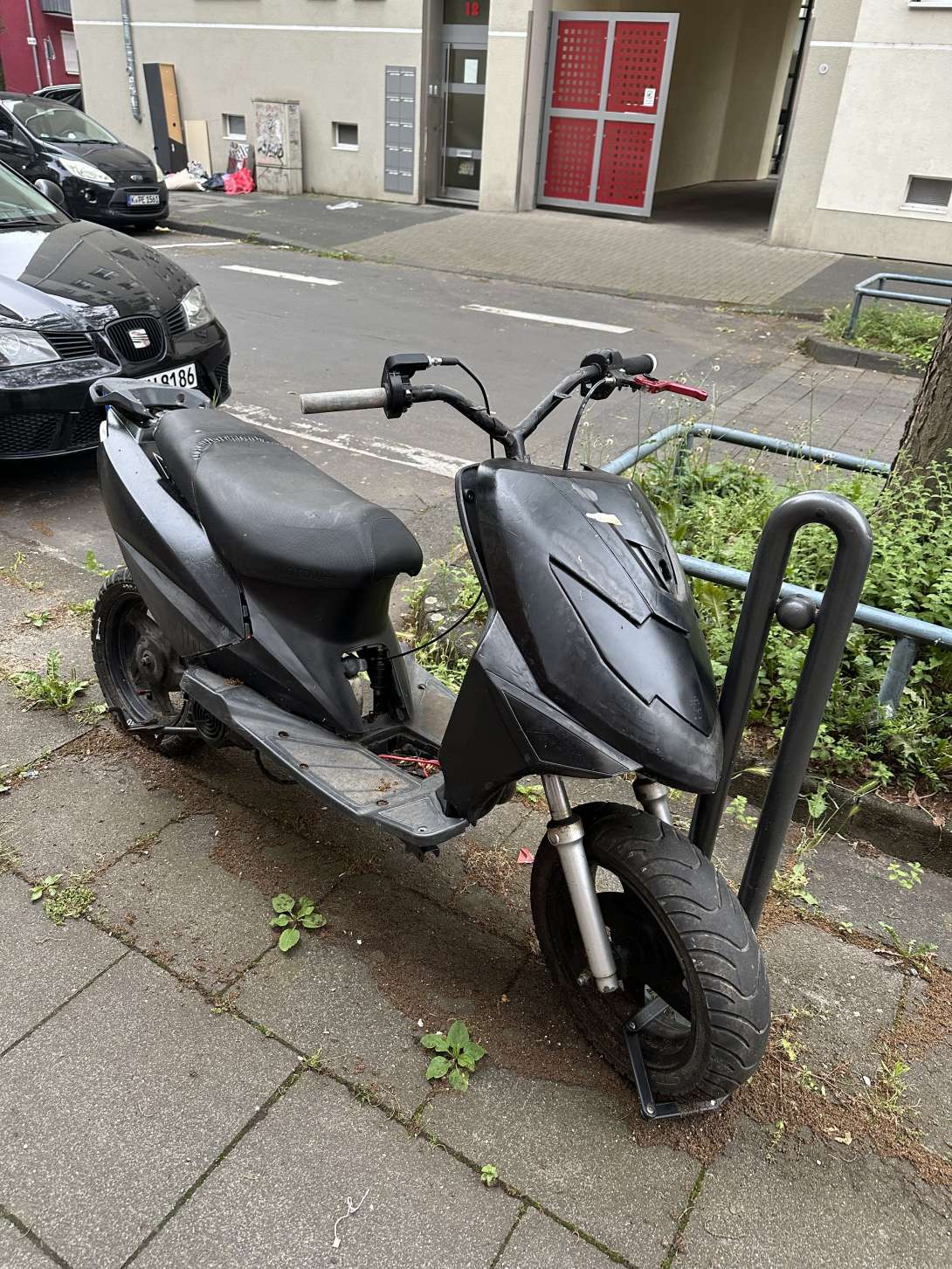 Schrottroller, roter Aufkleber ist kaum noch zu erkennen , steht schon über 6 Monate dort