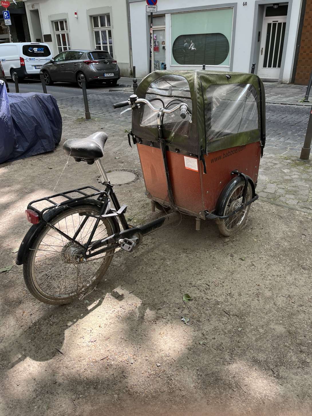Auf der Weißenburgstraße befinden sich zwei Lastenräder, die immer mehr verkommen. Diese könnten für andere Zwecke repariert und genutzt werden. 