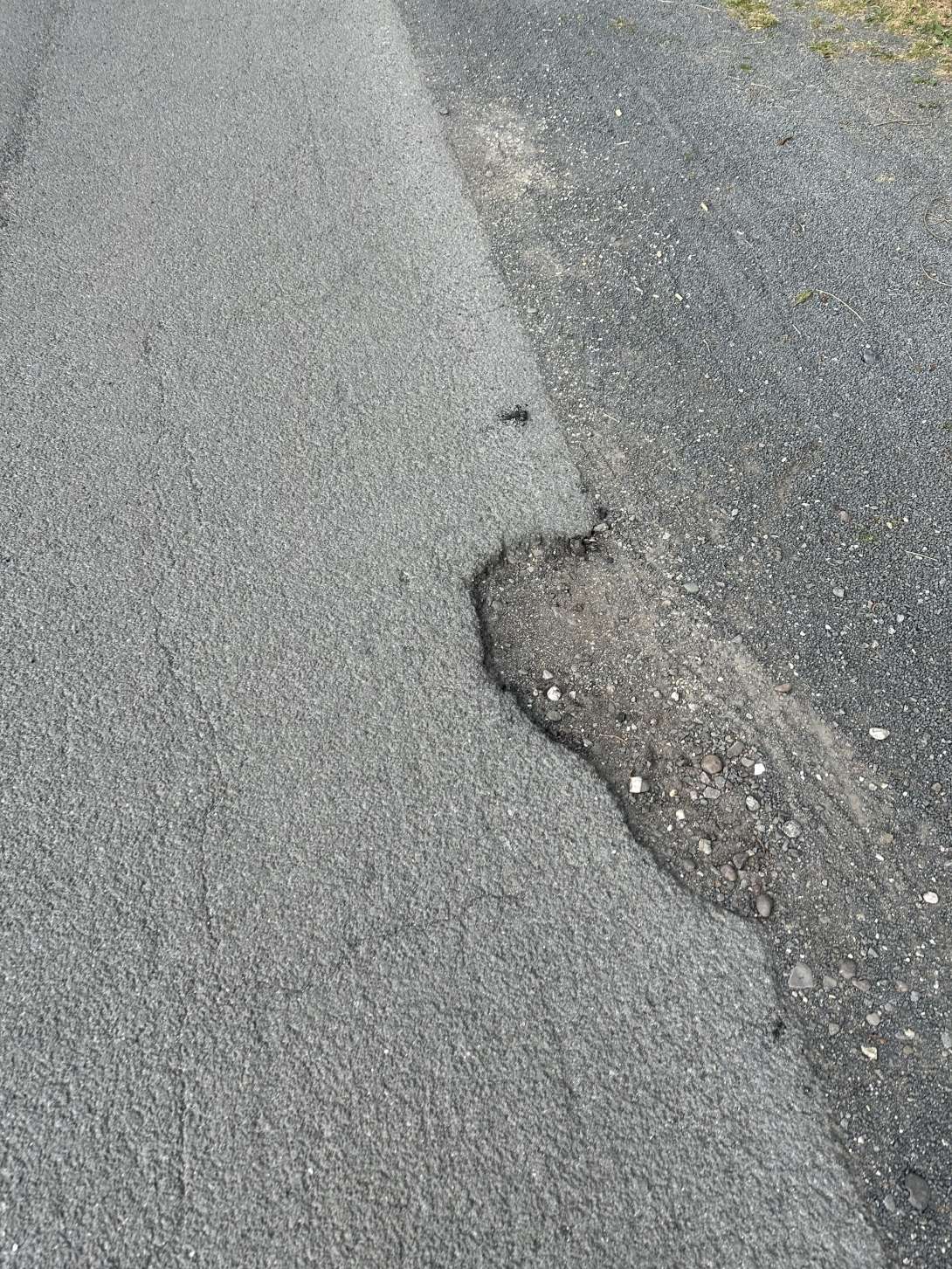 Ausdehnung des Schlaglochs. Wichtig für Fußgänger, Kinder, Fahrradfahrer und PKW. Hier wichtig: Straße ist auch Fußweg