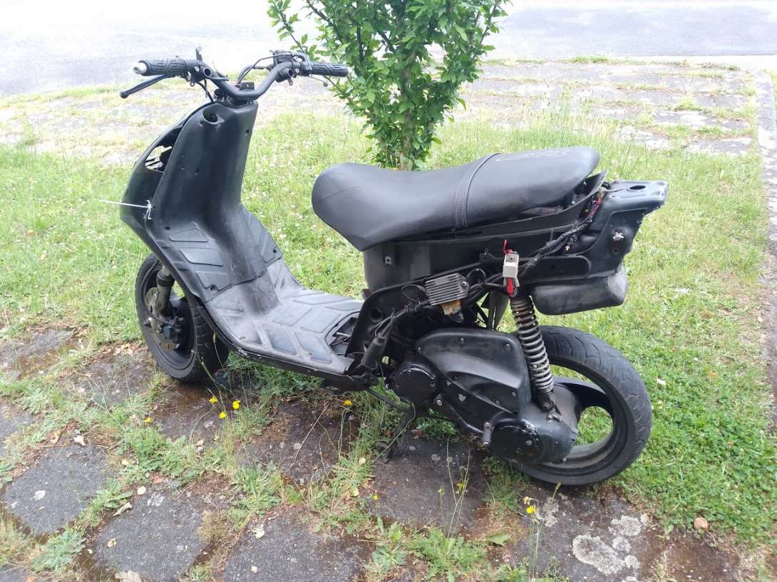 ein Motorroller dem Teile der Verkleidung und die Anzeigen fehlen