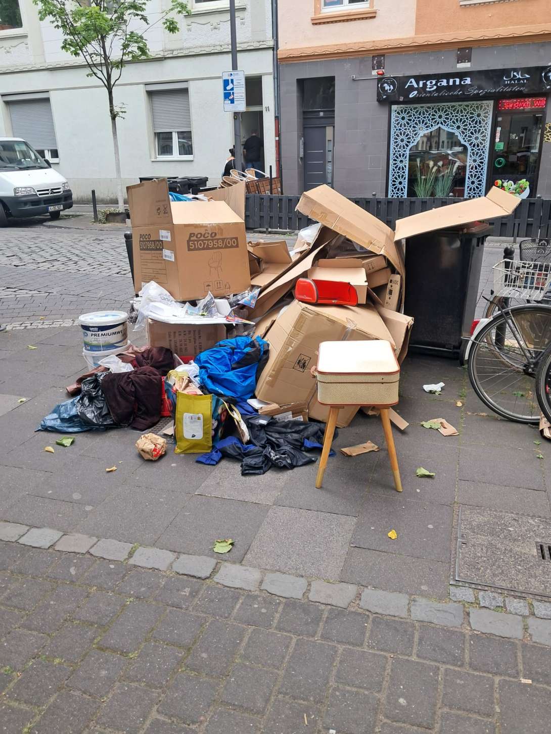 *2025-07-14 09:29:06 Vor unserer Kita wurde wilder Müll abgeladen. Dieses Bild ist für uns und unsere Familien nicht sehr schön. Wir bitten um sofortige Beseitigung 
