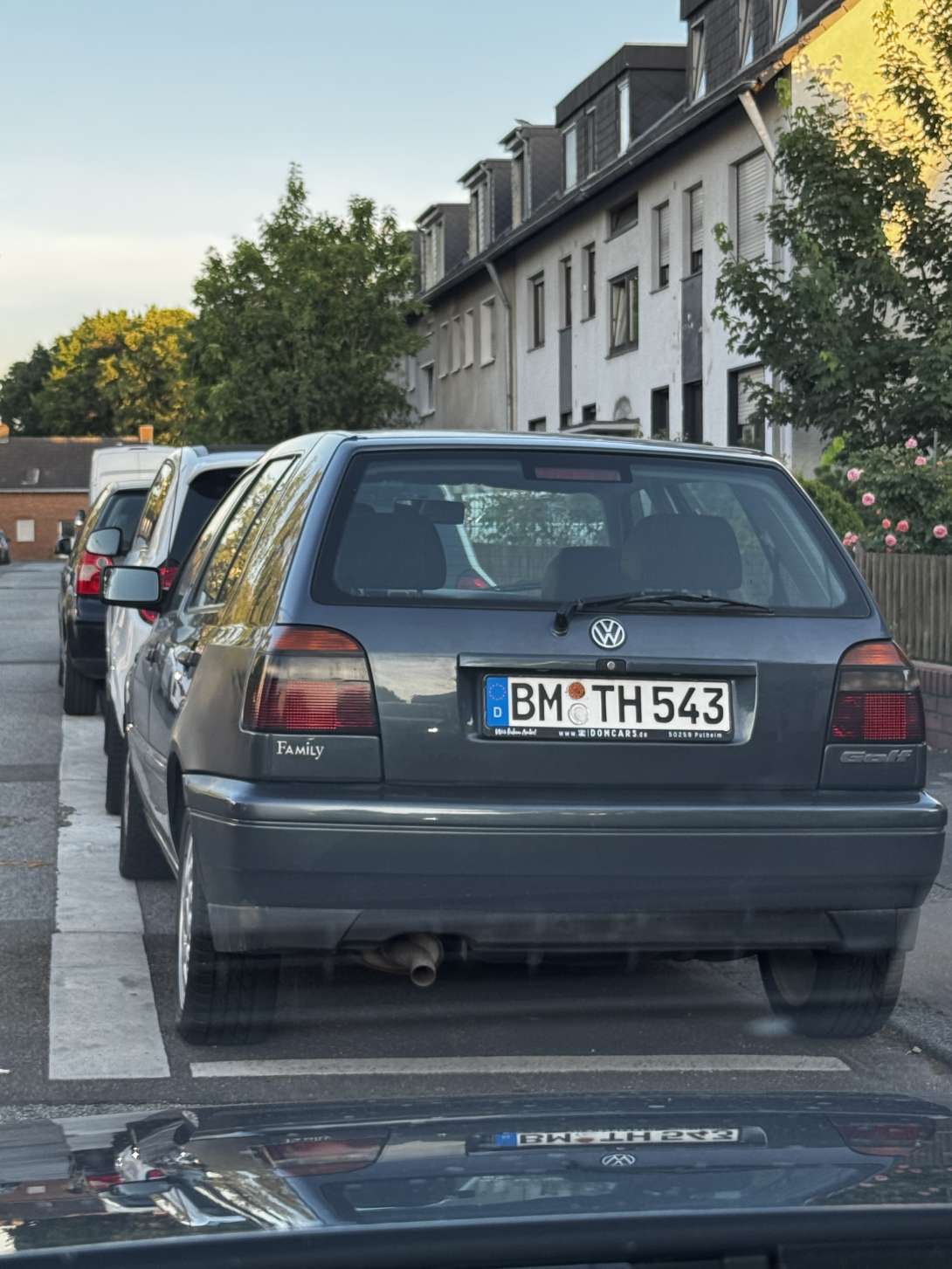 grauer Golf 3 mit entsiegeltem Nummernschild auf öffentlicher Straße.