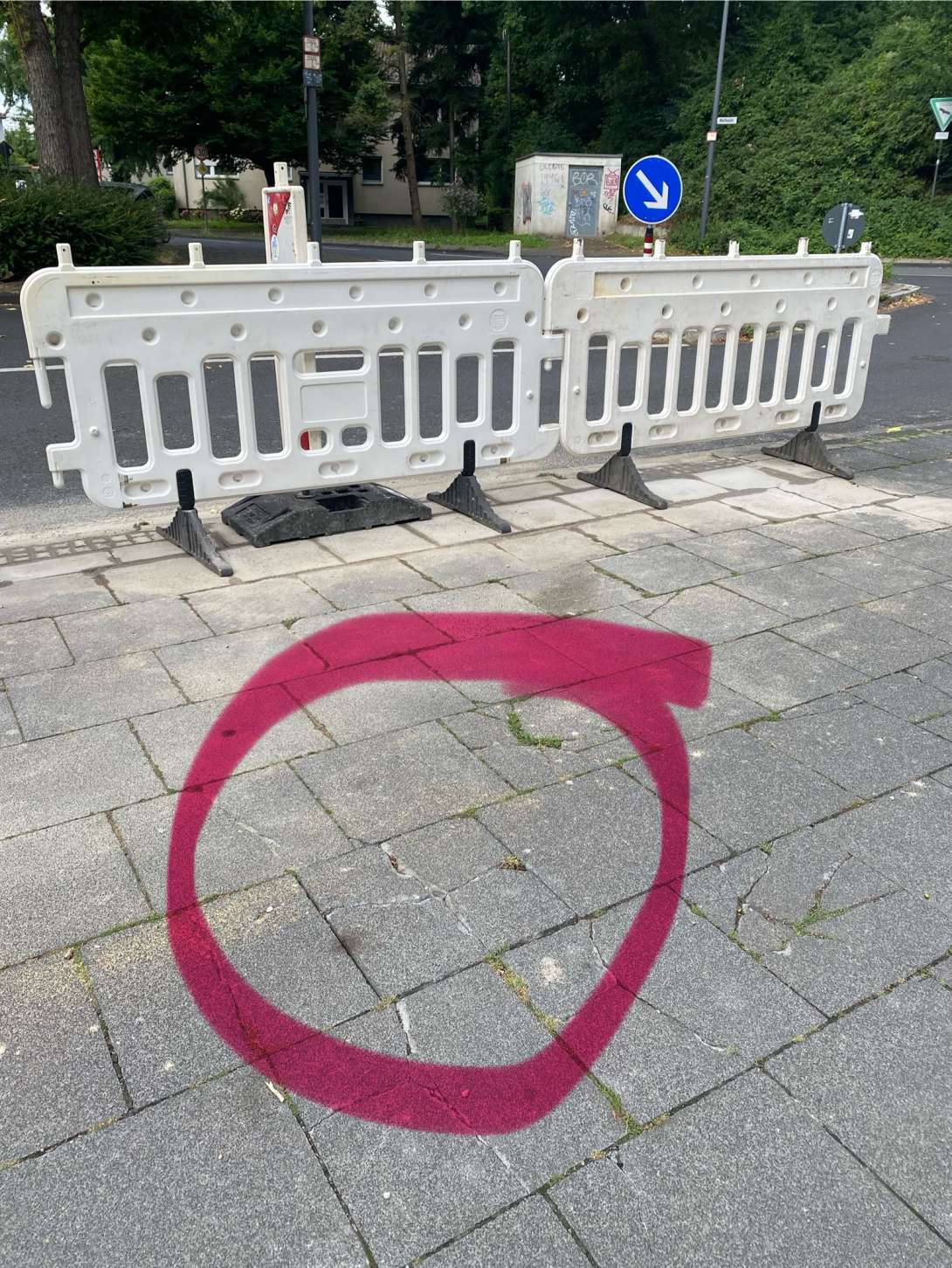 Am 14.7. (vorgestern) bearbeiten Mitarbeiter der Stadt die unter #19301-2025 angebenen Schäden. Leider nicht den in rot eingekreiste, komplett gebrochene Bodenplatte