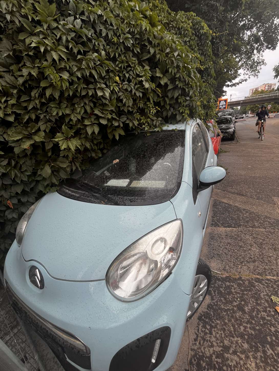 Dieses Auto steht seit Mai 2024 auf dem  Niehler  Kirchweg, zwischen Hausnummer 65 und 67. Es hat weder TÜV, Kennzeichen, Anwohner parken.