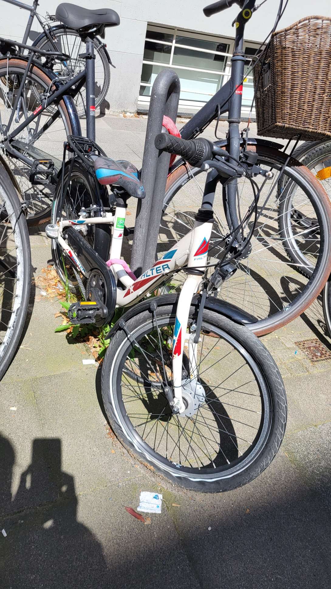 Schrottreifes Kinderrad blockiert seit Monaten den Fahrradständer