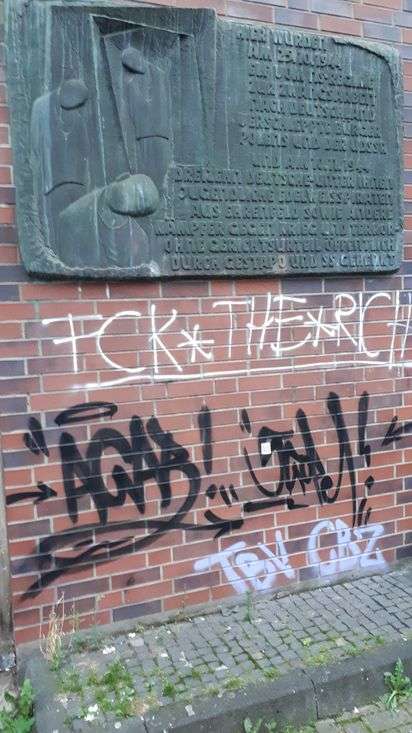 Bild zu gemeldetem Anliegen vom *2025-08-13 15:33:18 (Graffitis unterhalb der Gedenktafel für 24 Opfer der NS-Verfolgung nahe Bhf Ehrenfeld) 