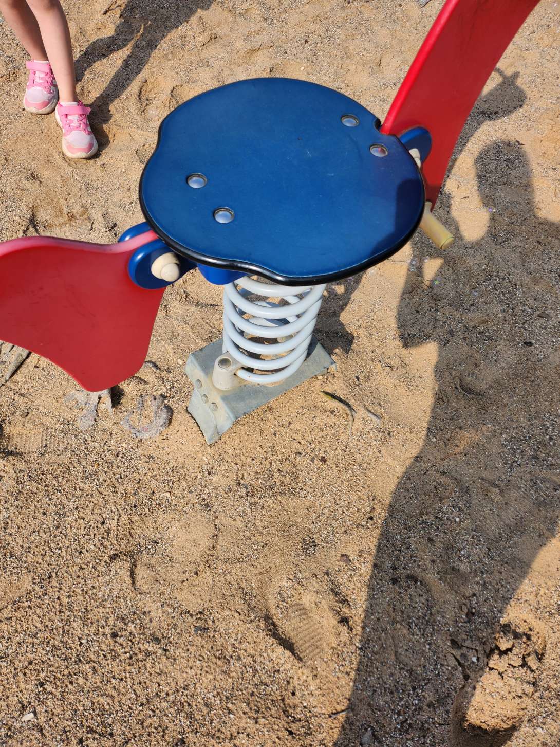 Hier sind 3 Schaukelpferde, alle 3 stehen weit über dem Sand, sodass der Fuß der Geräte hoch steht. Kinder können sich hieran Verletzen!