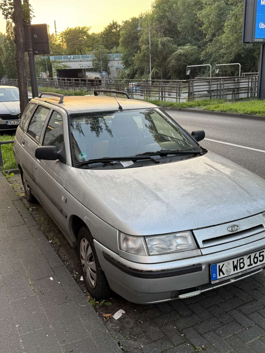 Bild zu gemeldetemdies Kfz steht seit Jahren dort , keine Tüvplakette Anliegen vom *2025-08-10 21:32:36