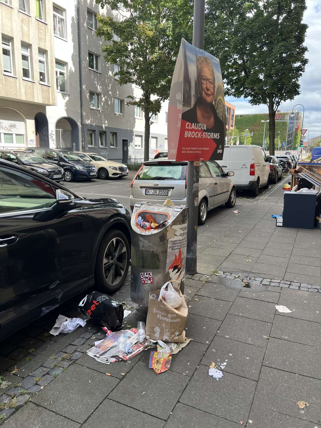 Außerdem steht auf dem ganzen Bürgersteig wilder (Sperr-)Müll vom *2025-08-31 12:27:12
