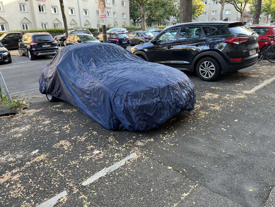 Kfz vollständig unter Plane