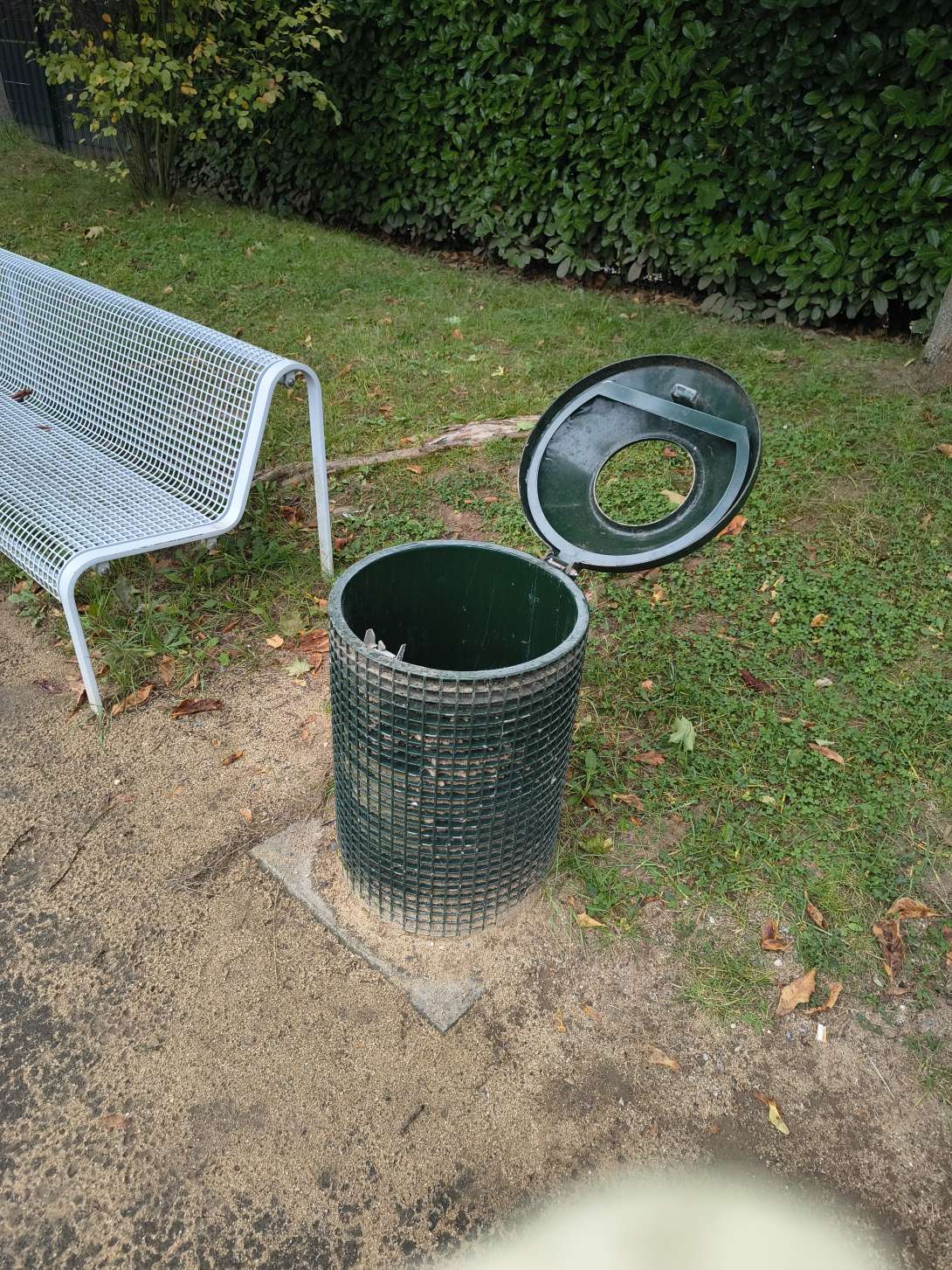 Einer der 4 Müllbehälter ohne Plastiksack 