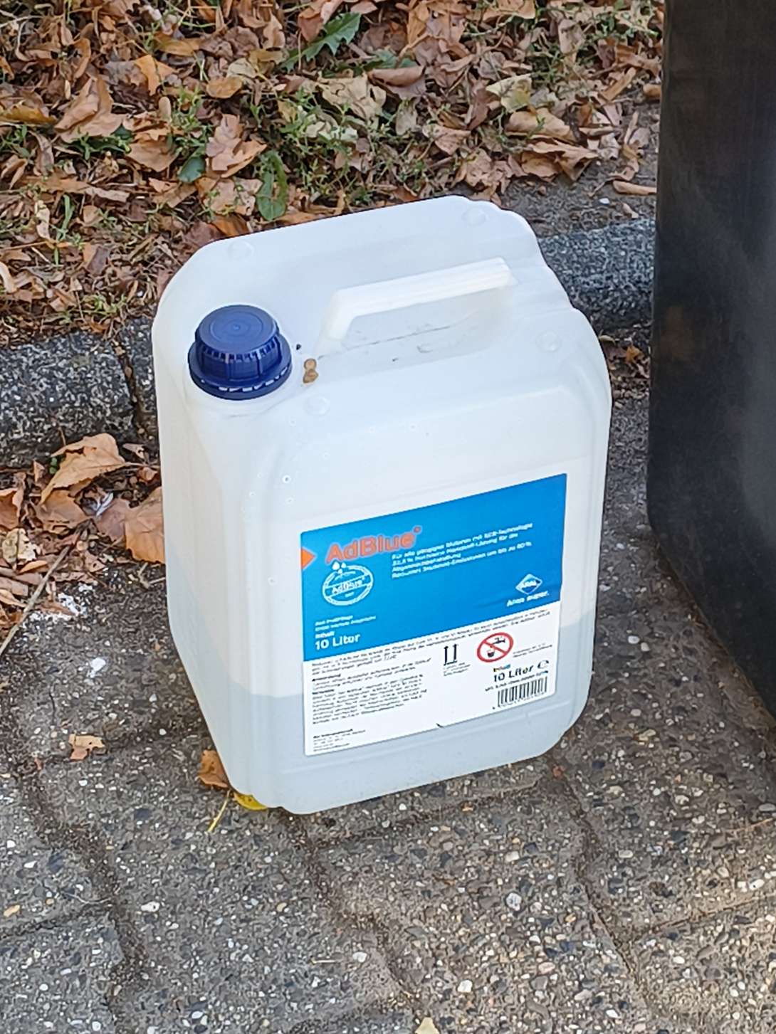 Plastikbehälter mit ätzender Flüssigkeit Einfahrt zum SOK Markt, Friedensstr. 116