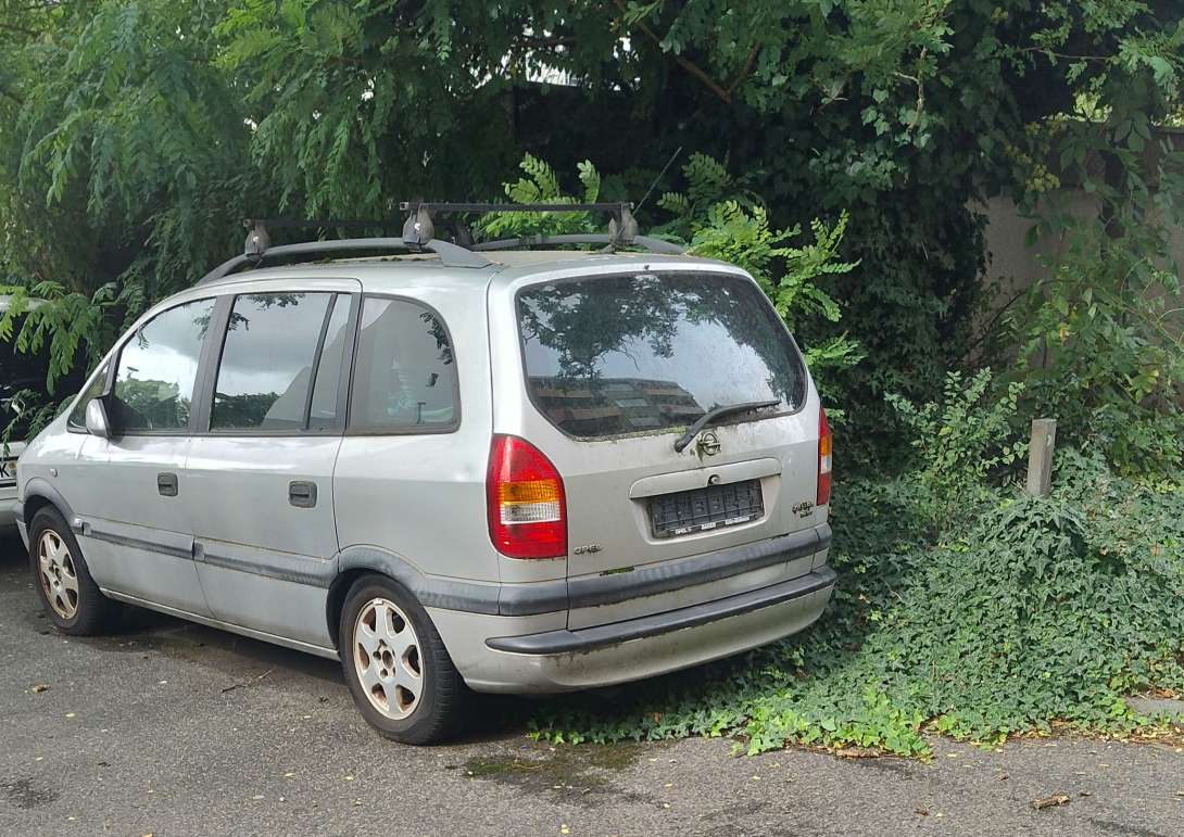 Kfz steht dort schon seit Monaten.